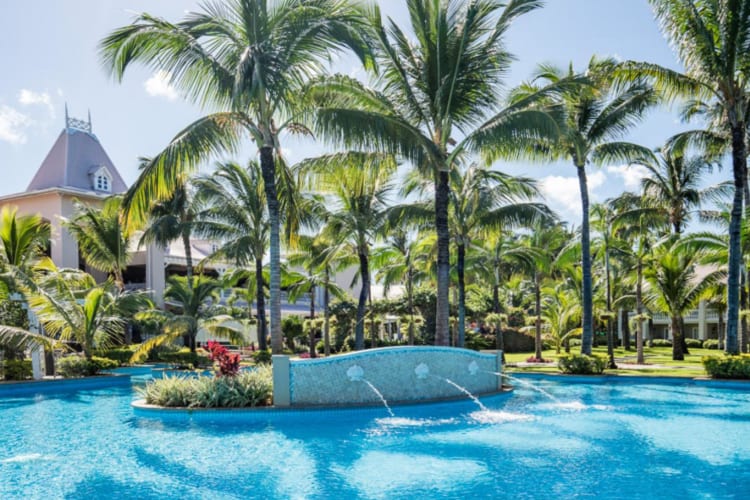 Swimming pool with feature